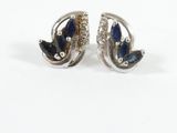 une paire de boucles d'oreilles en saphir et diamants sur fond blanc