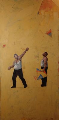 tableau représentant un homme lançant un frisbee devant un mur jaune