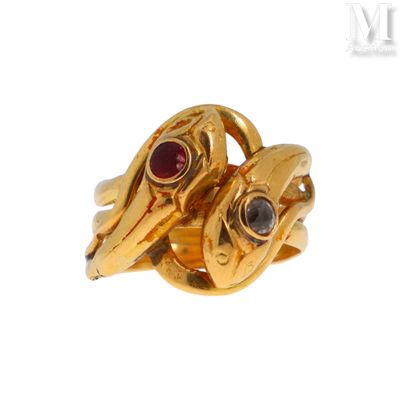 une image représentant une bague en or ornée d'un serpent et d'un rubis