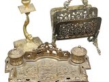 un plateau en argent sur lequel se trouvent une bougie, un stylo et un encrier