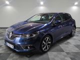 une voiture bleue est garée sur le sol à carreaux d'un garage