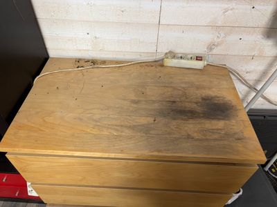 Ensemble comprenant : - Un bureau en mélaminé, le piètement …