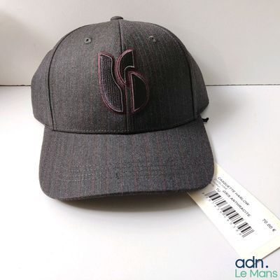 une casquette de baseball avec un logo, posée sur une table