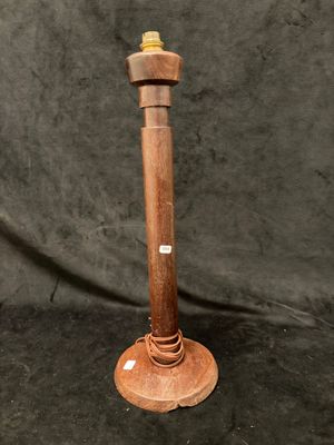 Pied de lampe en bois. (accidents)