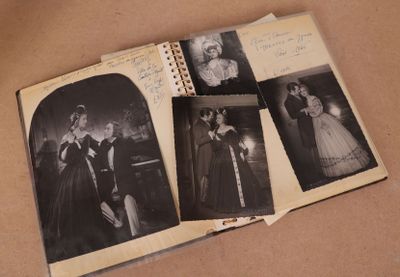 Album contenant des photographies anciennes d'artistes : Mau…