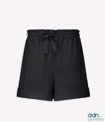 un short noir avec un cordon à la taille