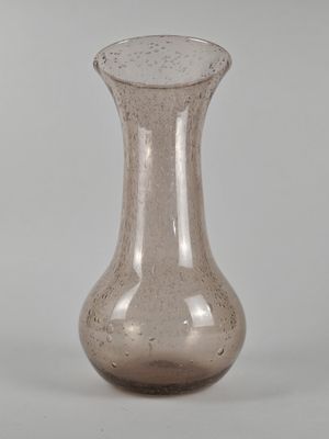 un vase en verre posé sur une table