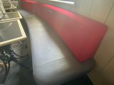 un banc avec une assise rouge près d'une fenêtre