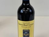 une bouteille de vin posée sur une table