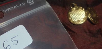 une photo d'une étiquette et d'une paire de boucles d'oreilles posées sur une table