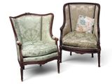 paire de chaises anciennes avec coussins rembourrés