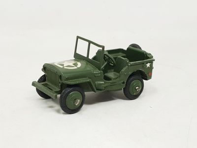 une petite jeep verte avec un numéro à l'avant