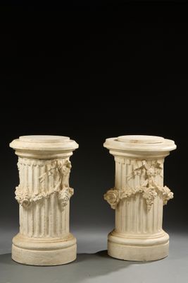 paire de socles en ivoire sculpté, ornés de motifs floraux