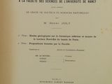 un vieux livre avec un titre en noir et blanc