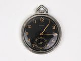 une horloge accrochée au mur sur le mur