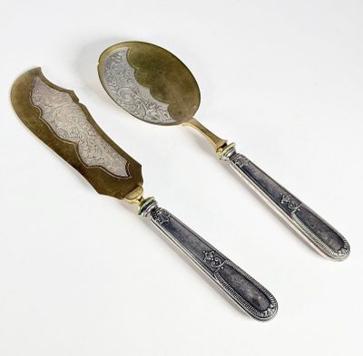 deux cuillères et une cuillère à manche sur une surface blanche