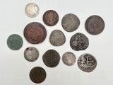 une pile de vieilles pièces de monnaie posée sur une surface blanche