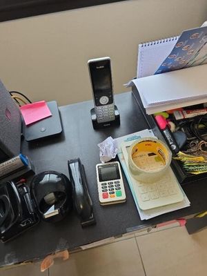 un bureau sur lequel se trouvent un ordinateur portable, un téléphone portable et d'autres objets