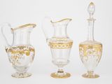 trois vases en verre ornés de motifs dorés, disposés les uns à côté des autres
