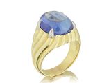 une bague en or avec une pierre bleue au centre