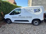 une camionnette blanche garée devant un bâtiment