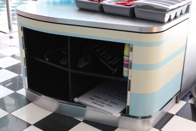 une cuisine bleue et blanche avec un sol à carreaux et un sol à carreaux noirs et blancs