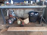 un établi avec de nombreux outils