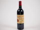 une bouteille de vin posée sur une table