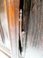Buffet haut en chêne foncé ouvrant par deux portes, chacune … (photo 6)