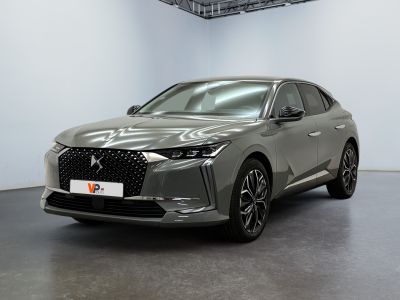 Le nouveau SUV DSX est exposé dans un showroom.