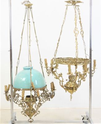 paire de lustres anciens en laiton et verre bleu, montés sur des supports