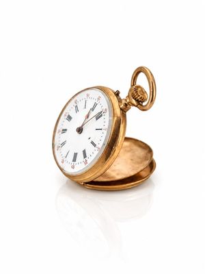 une montre de poche en or avec des chiffres romains