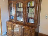 une grande bibliothèque en bois sur laquelle sont posés de nombreux livres