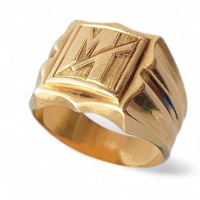 une image représentant une bague en or sur laquelle figure un chiffre romain