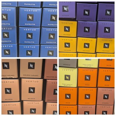 quatre boîtes différentes de chocolats aux saveurs variées, empilées les unes sur les autres