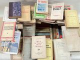 plusieurs livres empilés sur une table