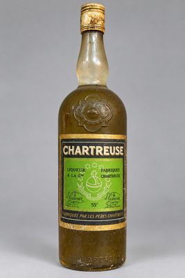 une vieille bouteille de Chartreuse fermée par un bouchon