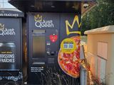 deux distributeurs automatiques situés au bord de la route