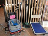 un chariot à bagages avec un sac de voyage et un chariot à bagages sur lequel est posé un sac de voyage