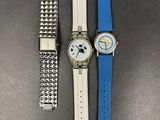 deux montres sont assises l'une à côté de l'autre sur une table