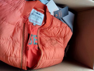 une veste orange et une chemise bleue dans une boîte