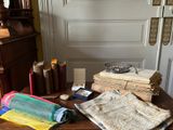 une table en bois sur laquelle sont posés plusieurs livres