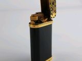un briquet posé sur une surface blanche