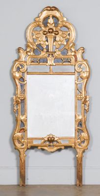 Miroir à parecloses en bois doré à décor de branchages, le f…