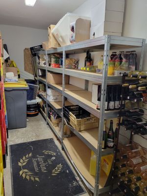 une pièce avec beaucoup d'étagères et beaucoup de bouteilles