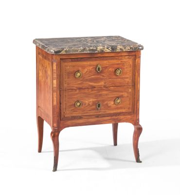 une image d'une petite commode avec un plateau en marbre