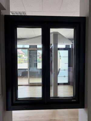 vue d'une pièce à travers une fenêtre d'un immeuble