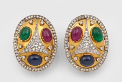 une photo d'une paire de boucles d'oreilles en or, rubis, émeraudes, saphirs et diamants
