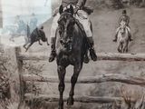 une photo d'un homme à cheval, avec un chien en arrière-plan