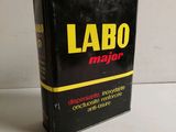 une photo d'un flacon de Labo Major posé sur une table